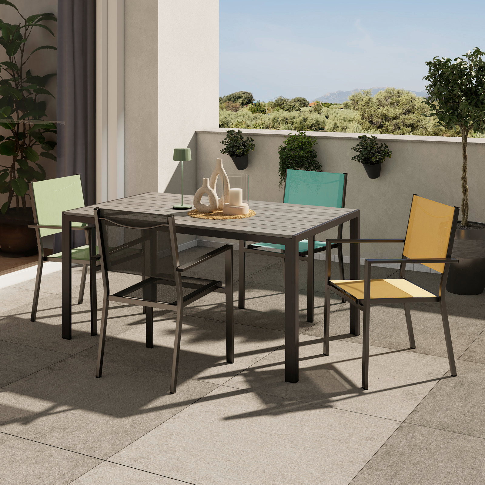 Moderner Gartentisch auf einer Terrasse mit vier bunten Stühlen, umgeben von Pflanzen, aus einer seitlichen Perspektive fotografiert.