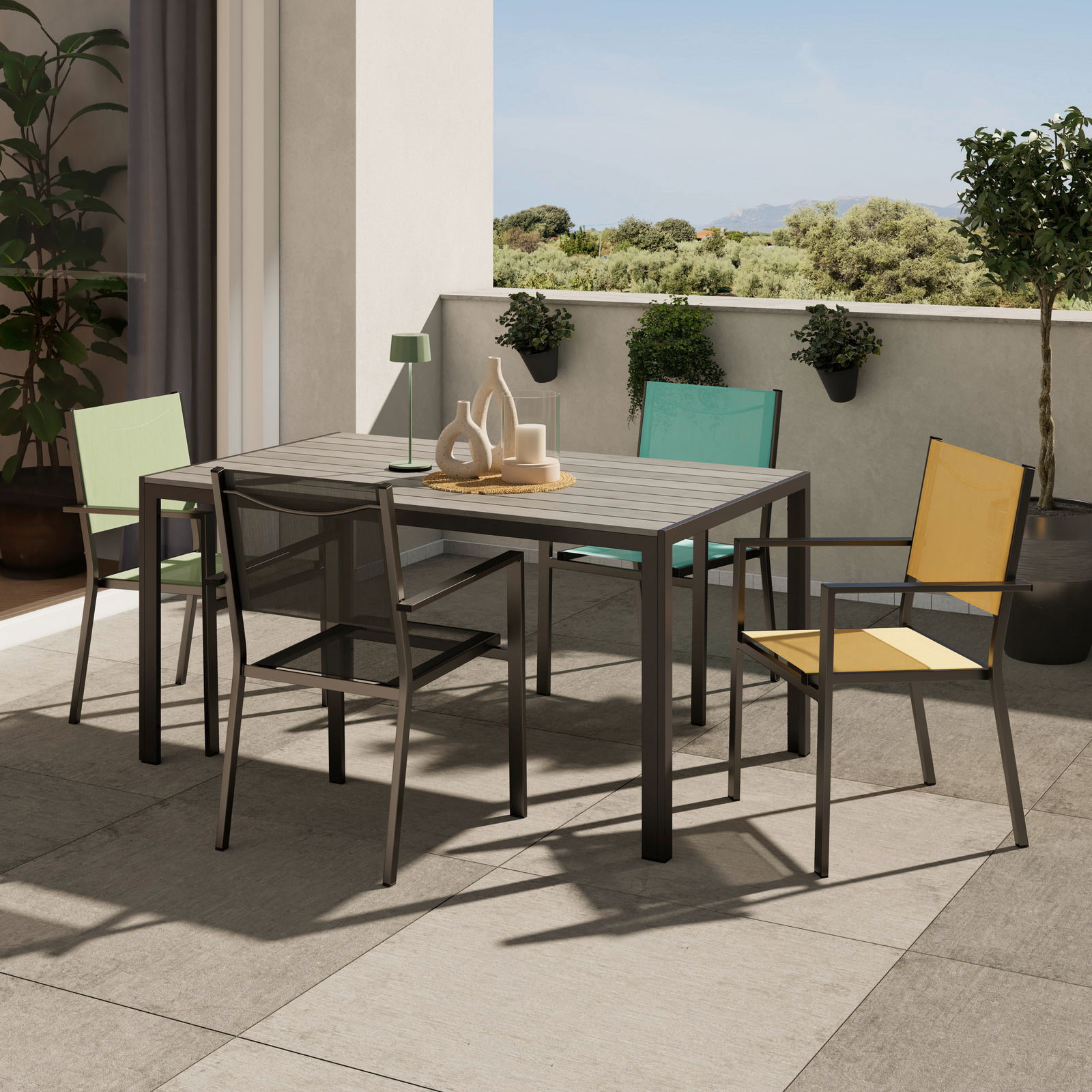 Moderner Gartentisch auf einer Terrasse mit vier bunten Stühlen, umgeben von Pflanzen, aus einer seitlichen Perspektive fotografiert.