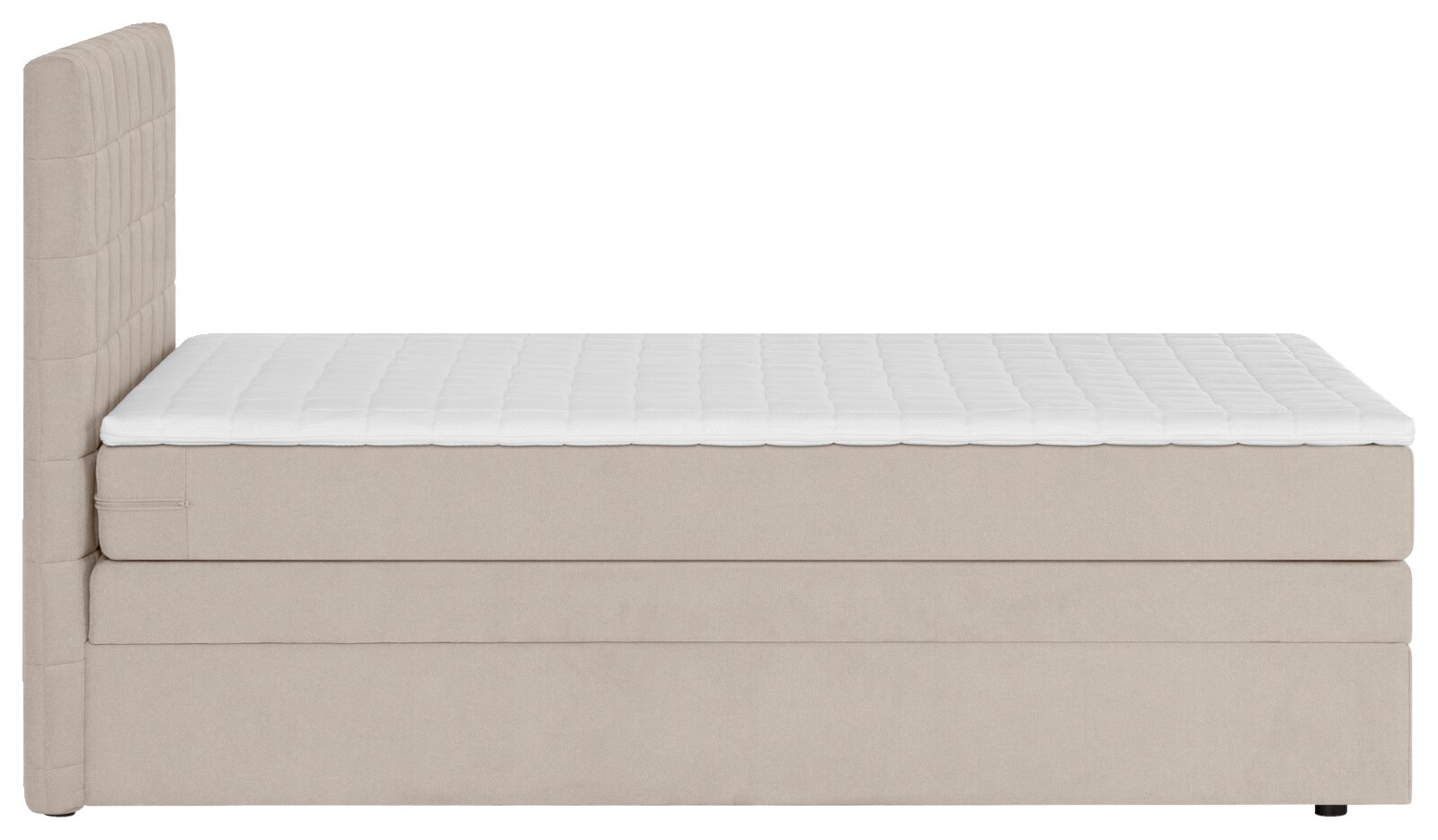 Beiges Boxspringbett mit gepolstertem, gestepptem Kopfteil und weißer, quadratisch abgesteppten Matratzenauflage, Seitenansicht von links vor weißem Hintergrund