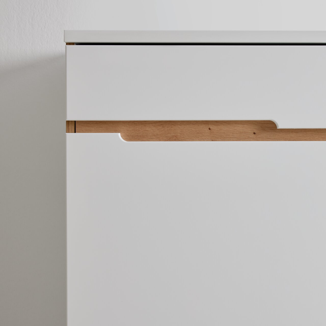 Moderne weiße Kommode mit Holzgriff, Frontansicht