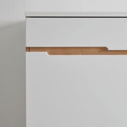 Moderne weiße Kommode mit Holzgriff, Frontansicht