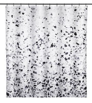 Duschvorhang mit schwarz-weißem Terrazzo-Muster, frontal aufgenommen