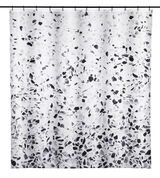 Duschvorhang mit schwarz-weißem Terrazzo-Muster, frontal aufgenommen