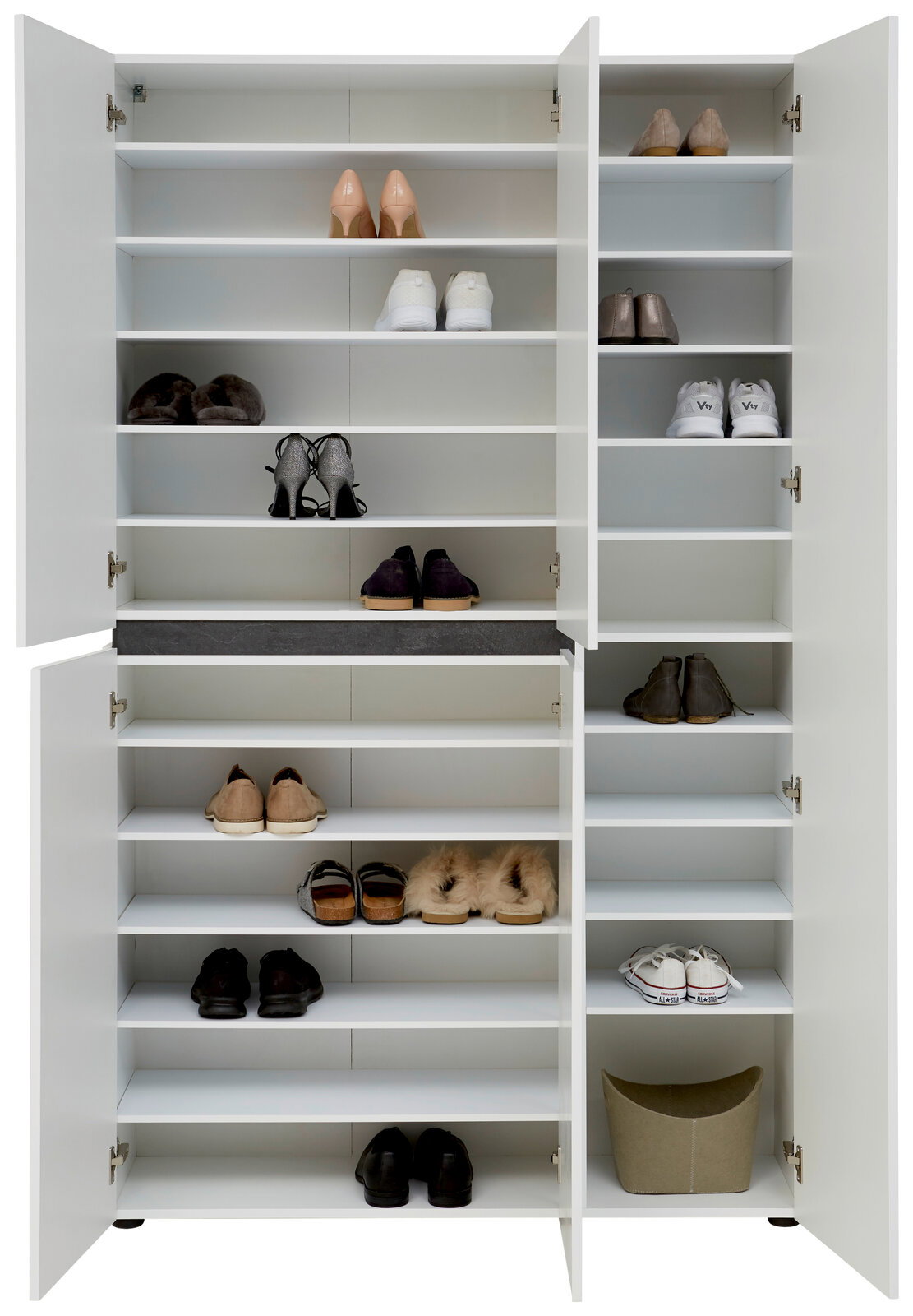 XXL-Schuh- und Mehrzweckschrank mit offenen Türen, gefüllt mit verschiedenen Schuhen, aus frontaler Perspektive.