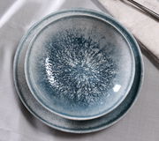 Zwei übereinander gestapelte Teller mit blau-weißer Musterung, von oben fotografiert.