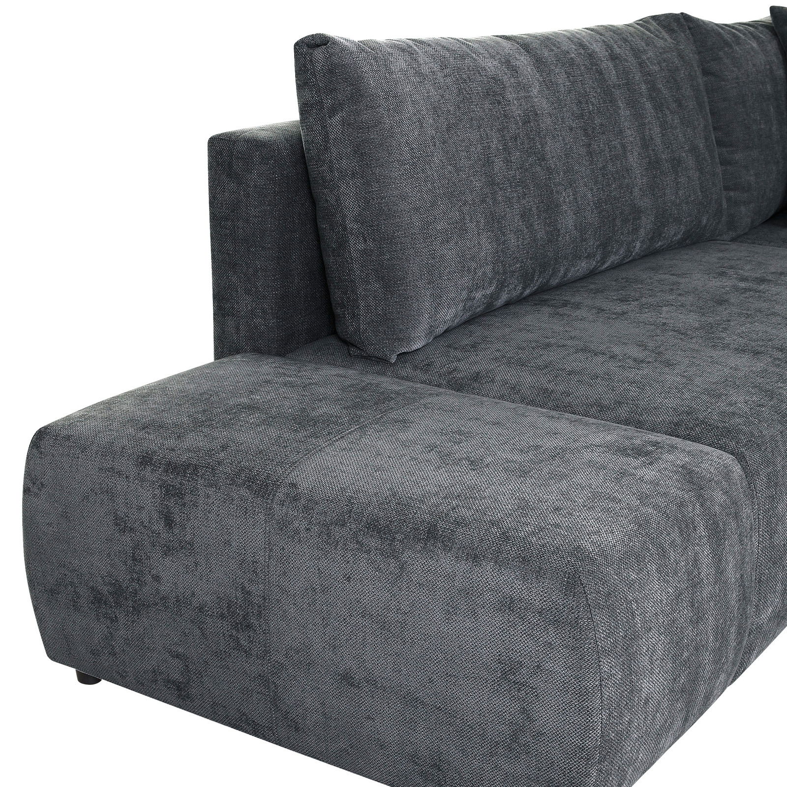 Graues Sofa mit weichem Stoffbezug, Ansicht von der Seite mit Fokus auf die Armlehne und Rückenkissen.