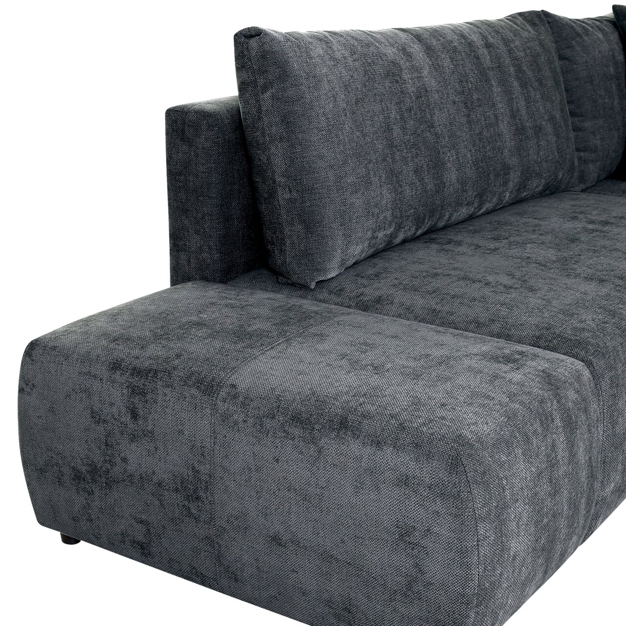 Graues Sofa mit weichem Stoffbezug, Ansicht von der Seite mit Fokus auf die Armlehne und Rückenkissen.