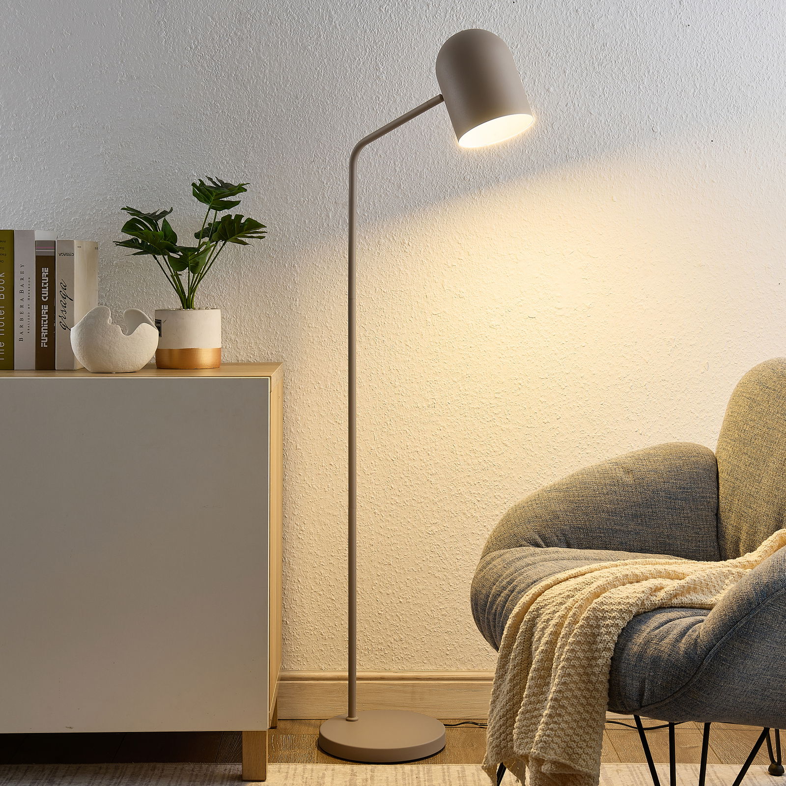 Moderne Stehleuchte in einem gemütlichen Wohnzimmer, seitliche Perspektive