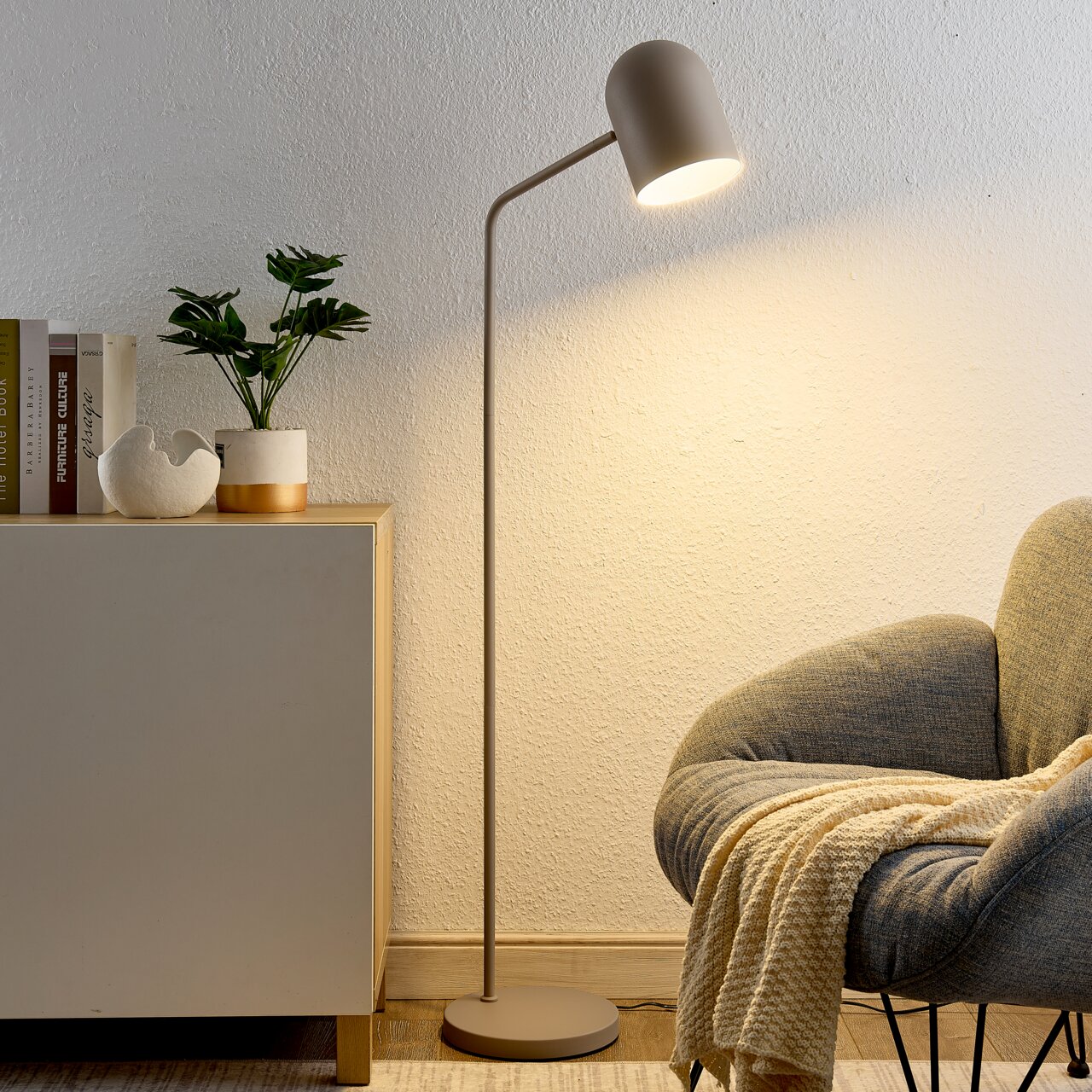 Moderne staande lamp in een gezellige woonkamer, zijaanzicht