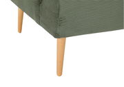 Nahaufnahme eines Sessels mit grünem, geripptem Stoffbezug und hellen Holzbeinen.
