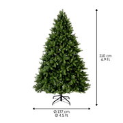 Künstlicher Weihnachtsbaum Freiburg Kiefer, 210 cm hoch, mit einem Durchmesser von 137 cm, auf einem stabilen Metallständer, frontal abgebildet.
