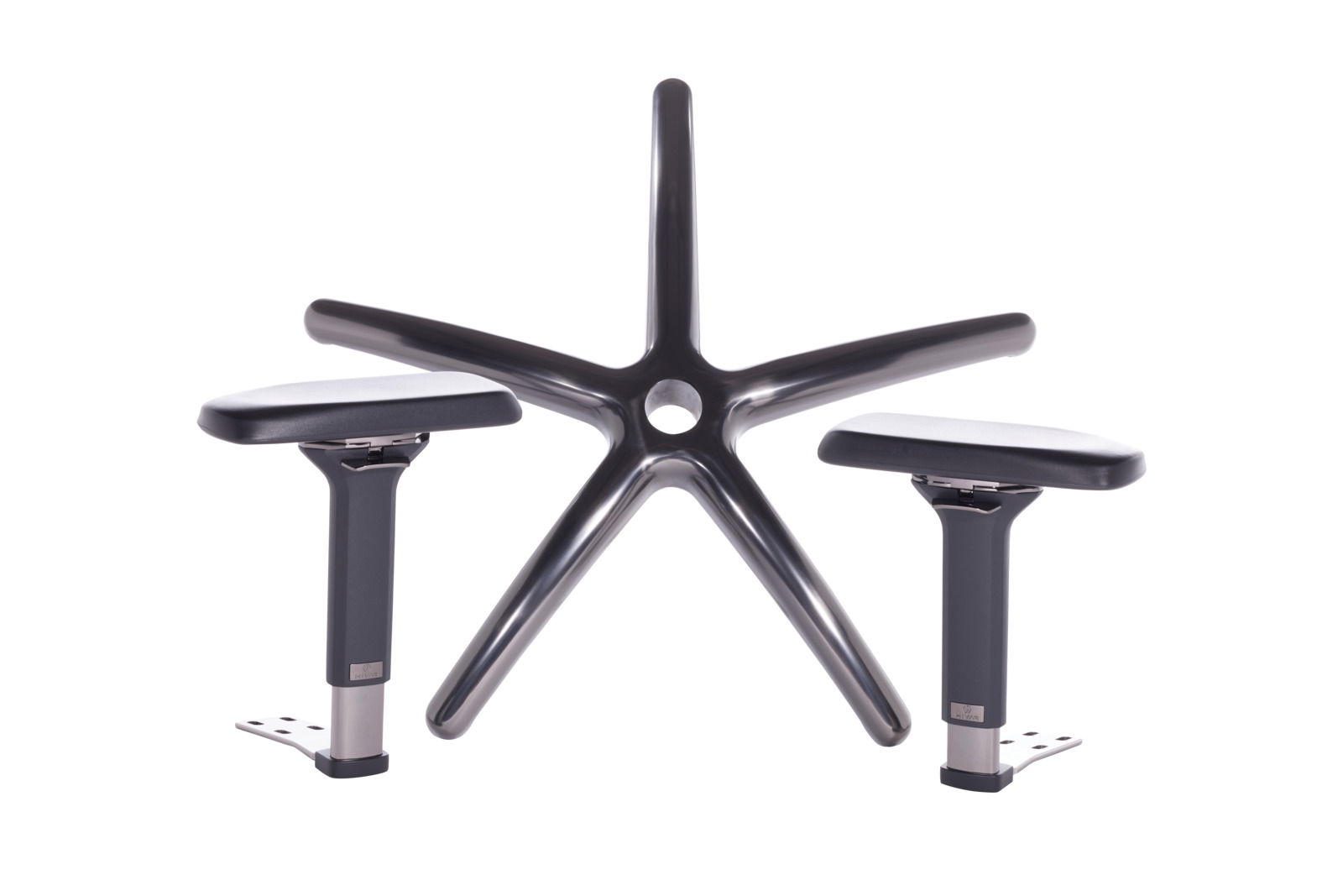 Nahaufnahme der Basis und Armlehnen eines Gaming-Stuhls aus der Perspektive von unten.