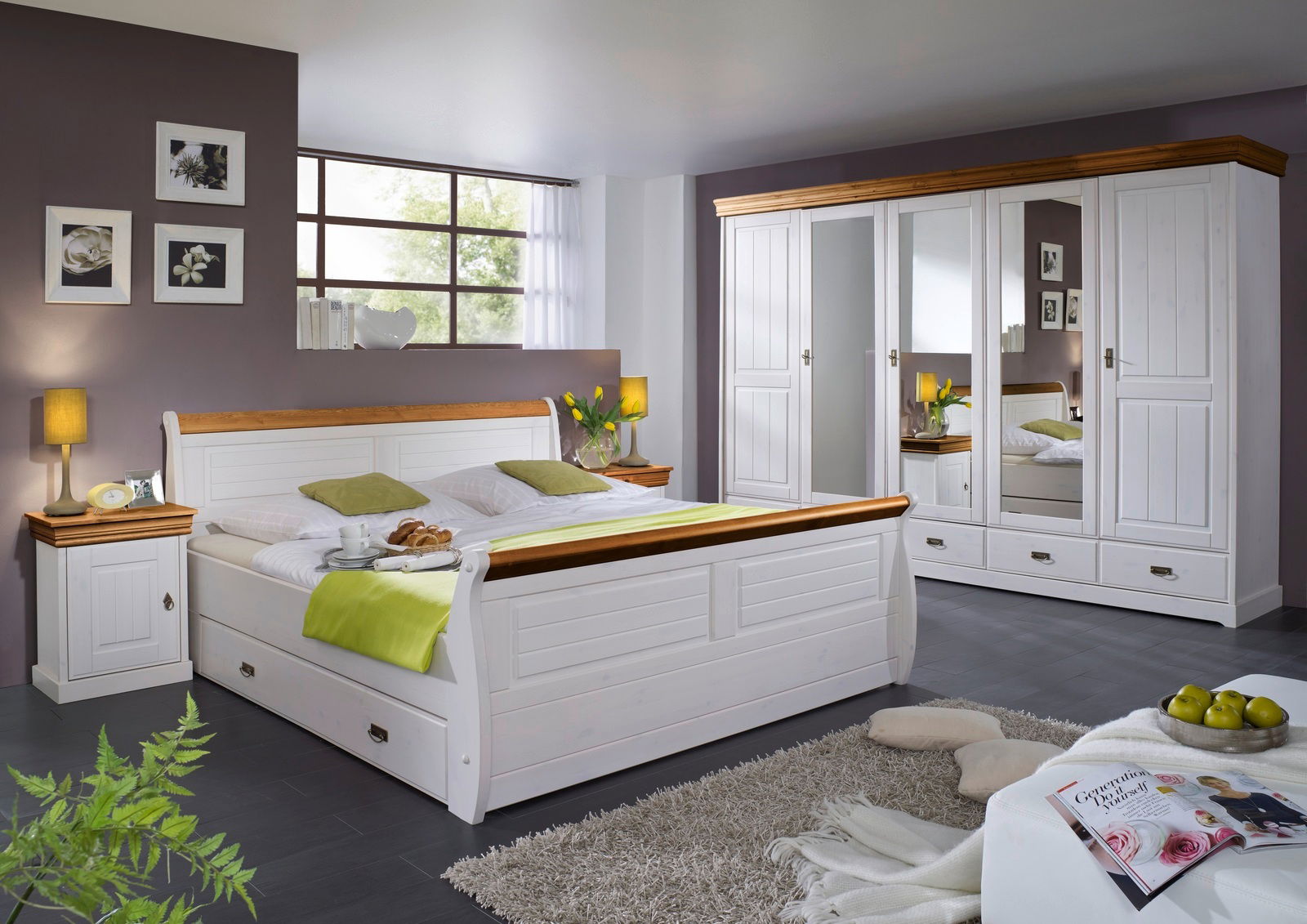 Gemütliches Schlafzimmer mit weißem Bett und Kleiderschrank aus Holz, seitliche Perspektive.