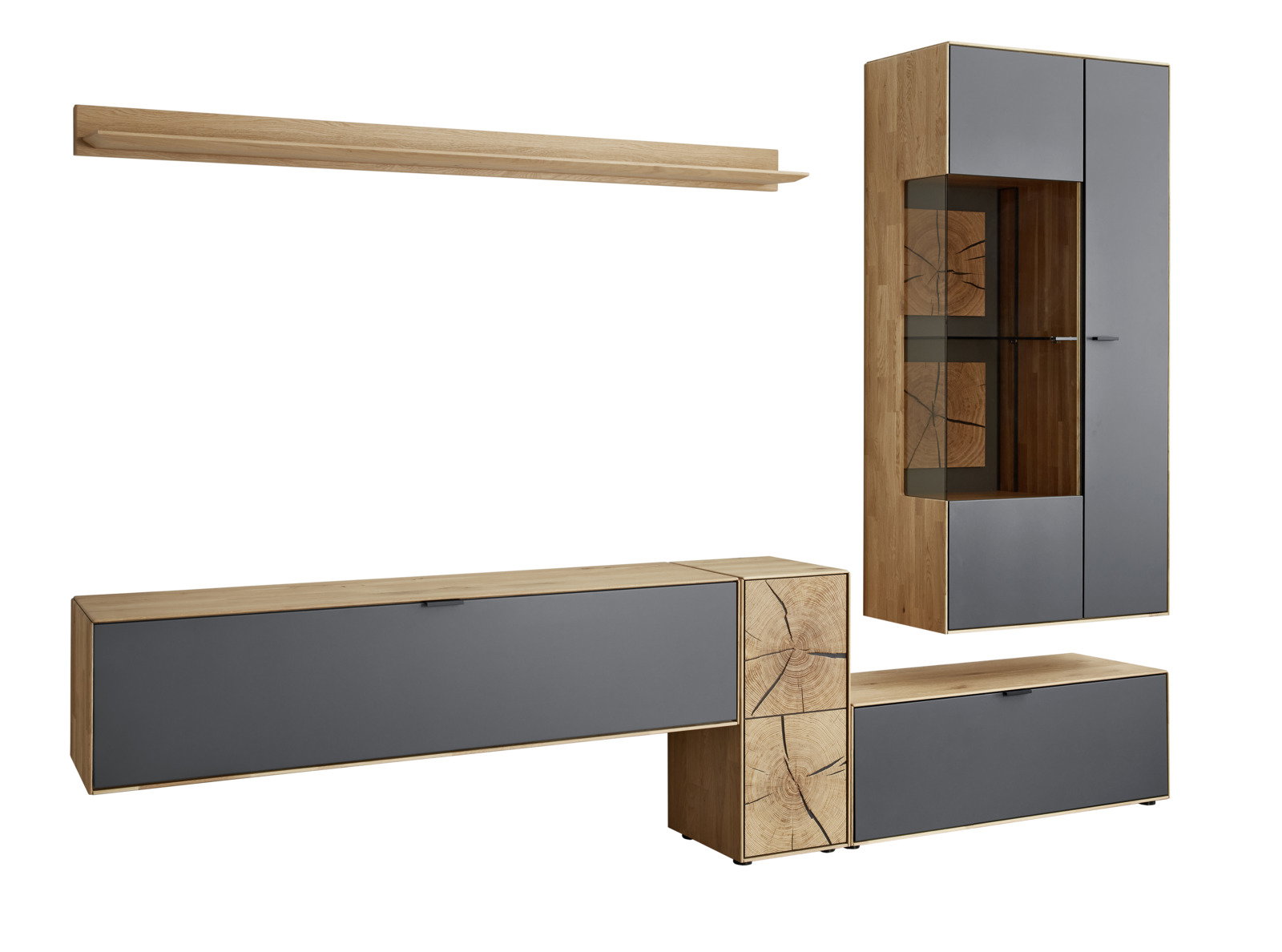 Moderne Wandkombination aus Holz und grauem Material, bestehend aus einem Hängeregal, einem hohen Schrank mit Glaseinsatz und zwei niedrigen Schränken. Perspektive von vorne.