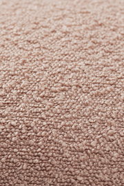 Nahaufnahme einer strukturierten, beigen Stoffoberfläche, die für eine Zierkissenhülle verwendet wird.