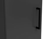 Nahaufnahme eines grauen Mehrzweckschranks mit schwarzem Griff, seitliche Perspektive