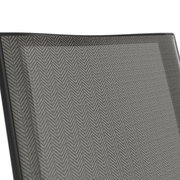 Nahaufnahme der Rückenlehne eines Stapelstuhls mit grauem Fischgrätenmuster, seitliche Perspektive