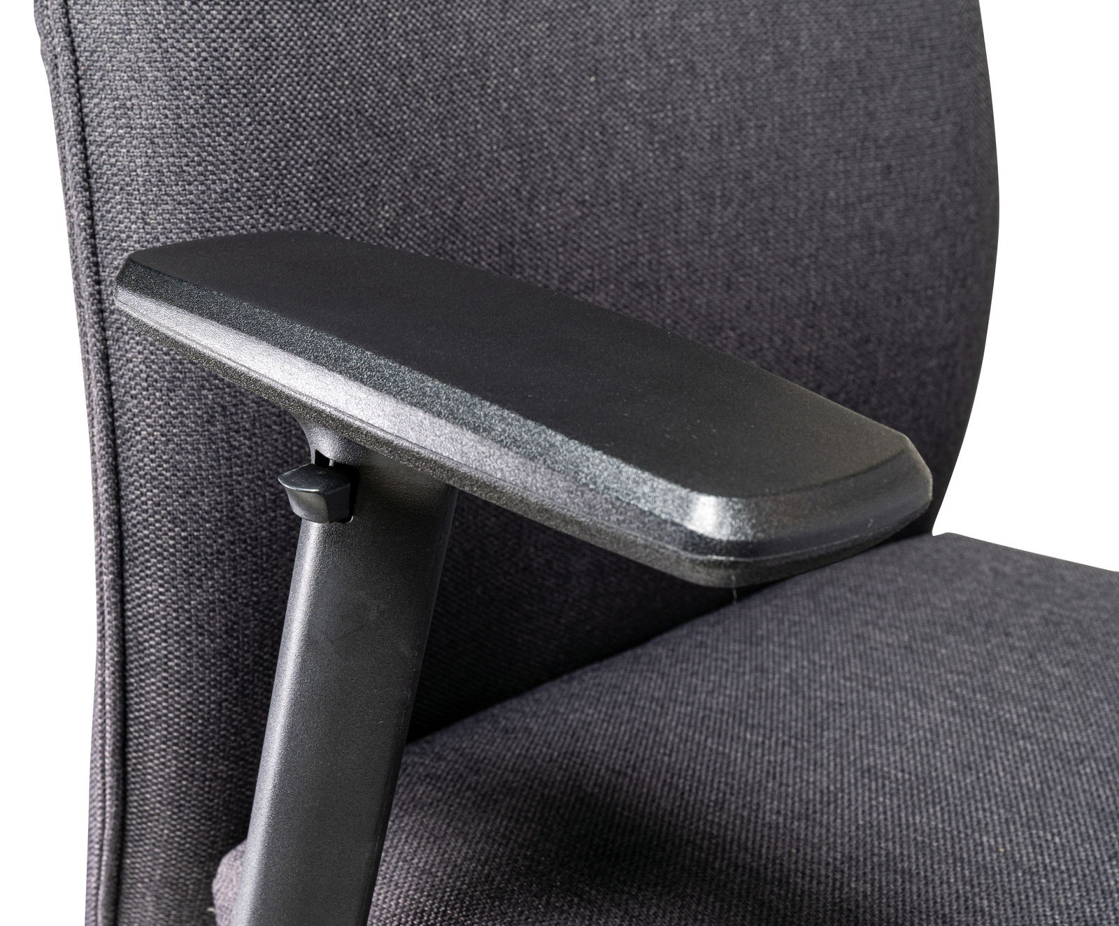 Nahaufnahme eines XL-Drehstuhls mit schwarzer Armlehne und gepolstertem Stoffbezug, seitliche Perspektive