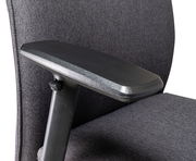 Nahaufnahme eines XL-Drehstuhls mit schwarzer Armlehne und gepolstertem Stoffbezug, seitliche Perspektive