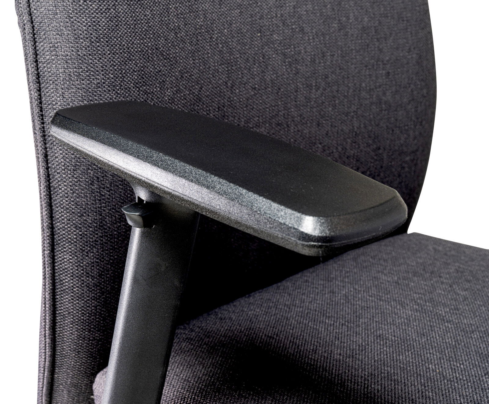 Nahaufnahme eines XL-Drehstuhls mit schwarzer Armlehne und gepolstertem Stoffbezug, seitliche Perspektive