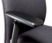 Nahaufnahme eines XL-Drehstuhls mit schwarzer Armlehne und gepolstertem Stoffbezug, seitliche Perspektive