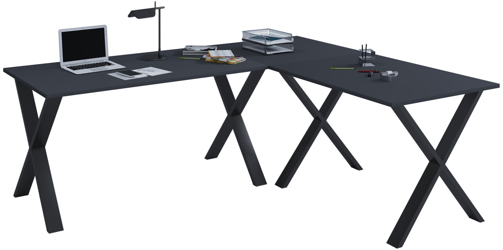 Schwarzer L-förmiger Eckschreibtisch mit X-förmigen Tischbeinen, auf der Tischplatte Laptop, Lampe und Bürozubehör; Perspektive: schräg von vorne (3/4-Ansicht)