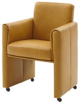 Moderner, senfgelber Sessel mit Armlehnen und Rollen, seitliche Perspektive