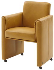 Moderner, senfgelber Sessel mit Armlehnen und Rollen, seitliche Perspektive