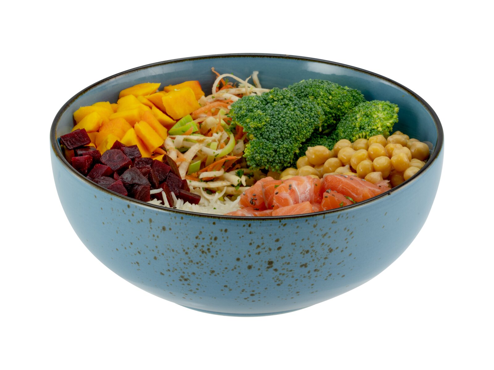 Blaue Keramikschale mit Buddha-Bowl aus Reis, Lachs, Kichererbsen, Brokkoli, Rote-Bete- und Mango-Würfeln sowie Gemüsesalat, freigestellt vor weißem Hintergrund, Ansicht leicht von oben (Dreiviertelperspektive).
