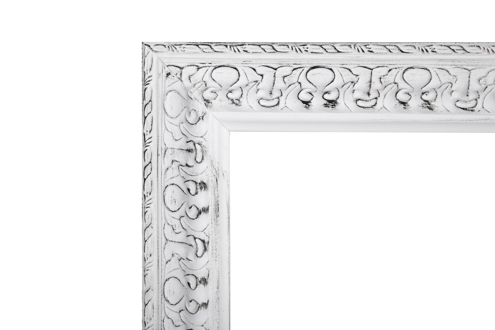 Detailansicht eines weißen, verzierten Spiegelrahmens mit antikem Finish.