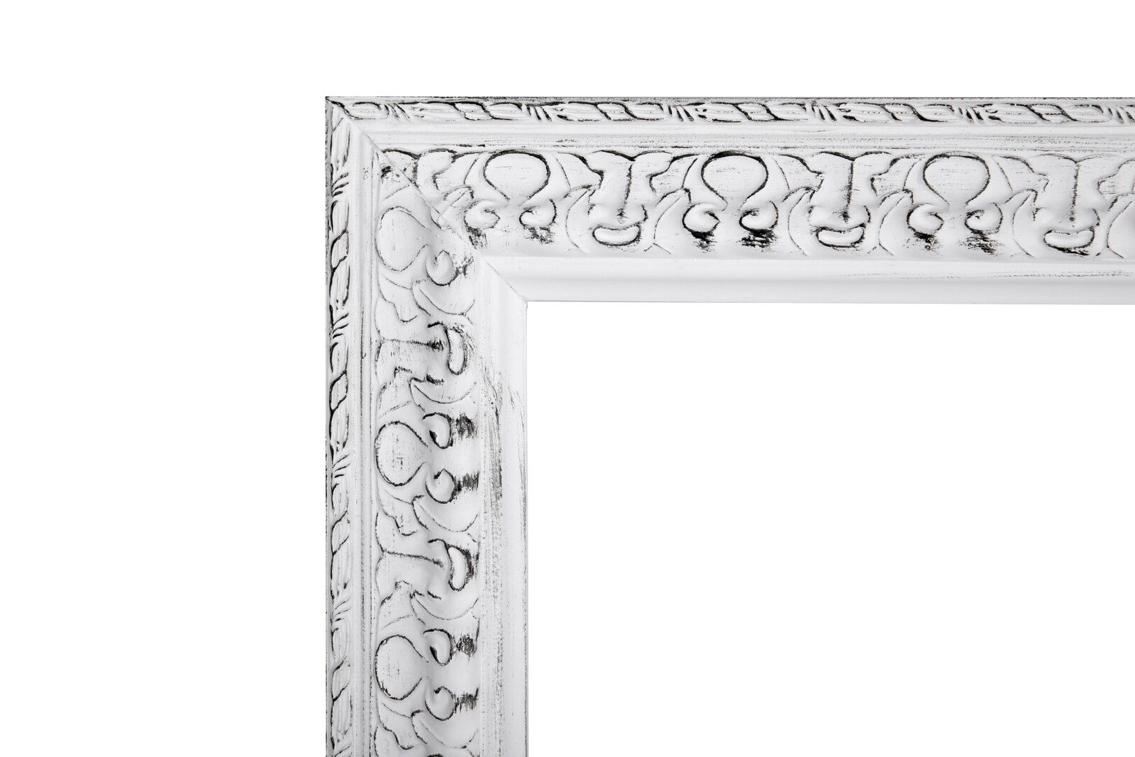 Detailansicht eines weißen, verzierten Spiegelrahmens mit antikem Finish.