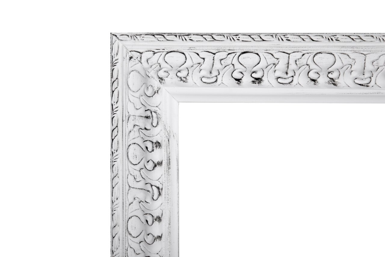 Detailansicht eines weißen, verzierten Spiegelrahmens mit antikem Finish.