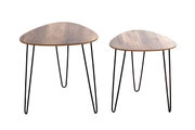 Zwei runde Beistelltische im Set mit Holzoptik-Tischplatten und schwarzen Hairpin-Metallbeinen, freigestellt auf weißem Hintergrund, Frontansicht leicht von oben.