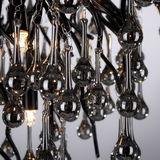 Nahaufnahme der Deckenleuchte ICICLE mit hängenden, tropfenförmigen Glaselementen und leuchtenden Lichtern.