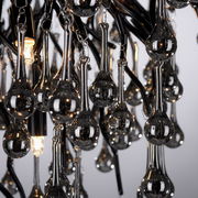 Nahaufnahme der Deckenleuchte ICICLE mit hängenden, tropfenförmigen Glaselementen und leuchtenden Lichtern.