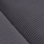 Nahaufnahme eines dunkelgrauen, gerippten Stoffes eines Big-Sofas, von oben betrachtet.