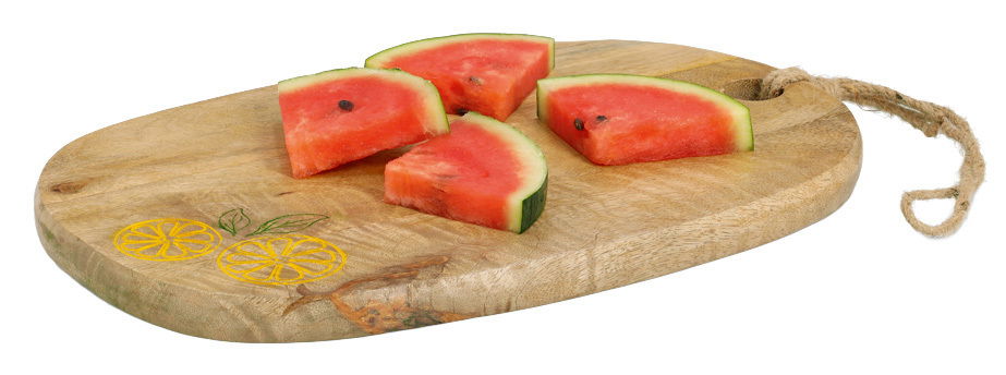 Schneide- und Servierbrett aus Mangoholz mit dekorativen Zitronenmotiven, darauf liegen Wassermelonenstücke. Perspektive von oben.
