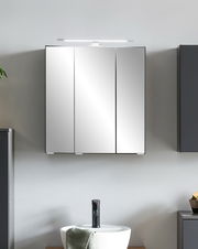 Moderner Spiegelschrank mit drei Türen und integrierter Beleuchtung, frontal betrachtet über einem Waschbecken montiert.