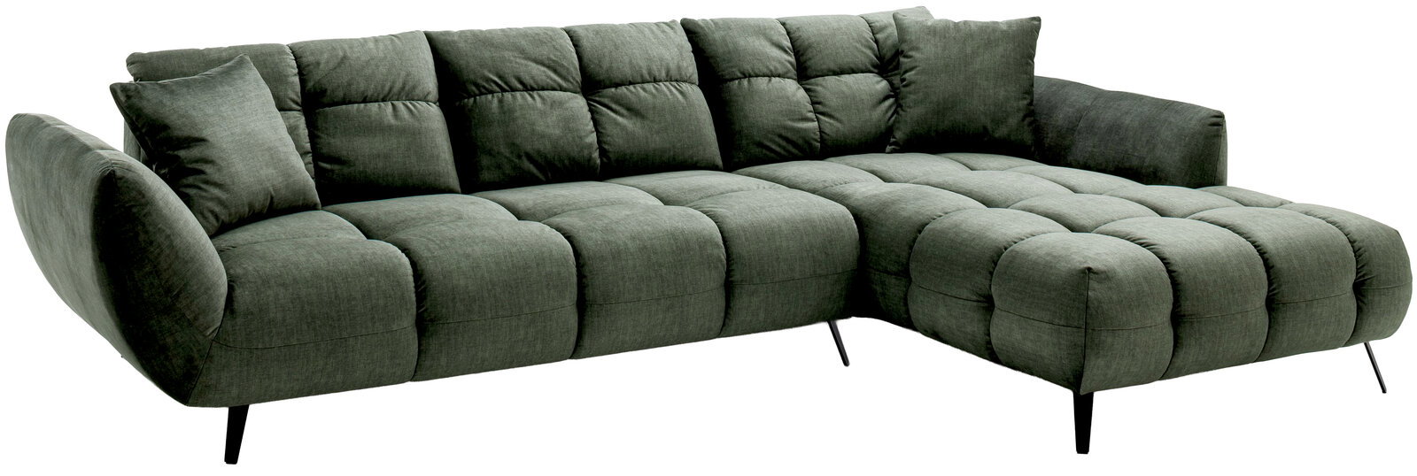 Grünes, gepolstertes Ecksofa mit rechter Ottomane/Longchair, gesteppter Sitz- und Rückenfläche, schwarzen Metallfüßen und einem Kissen, freigestellt auf weißem Hintergrund, Ansicht schräg von vorn links.