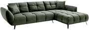 Grünes, gepolstertes Ecksofa mit rechter Ottomane/Longchair, gesteppter Sitz- und Rückenfläche, schwarzen Metallfüßen und einem Kissen, freigestellt auf weißem Hintergrund, Ansicht schräg von vorn links.