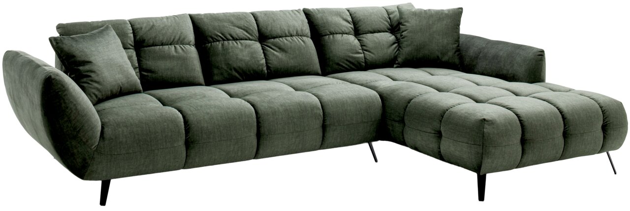 Z2 Ecksofa SALVATORE Grünes, gepolstertes Ecksofa mit rechter Ottomane/Longchair, gesteppter Sitz- und Rückenfläche, schwarzen Metallfüßen und einem Kissen, freigestellt auf weißem Hintergrund, Ansicht schräg von vorn links.