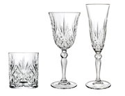 Drei Kristallgläser in Frontalansicht: ein Whiskyglas, ein Weinglas und ein Sektglas, alle mit elegantem Schliffmuster.