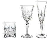 Drei Kristallgläser in Frontalansicht: ein Whiskyglas, ein Weinglas und ein Sektglas, alle mit elegantem Schliffmuster.