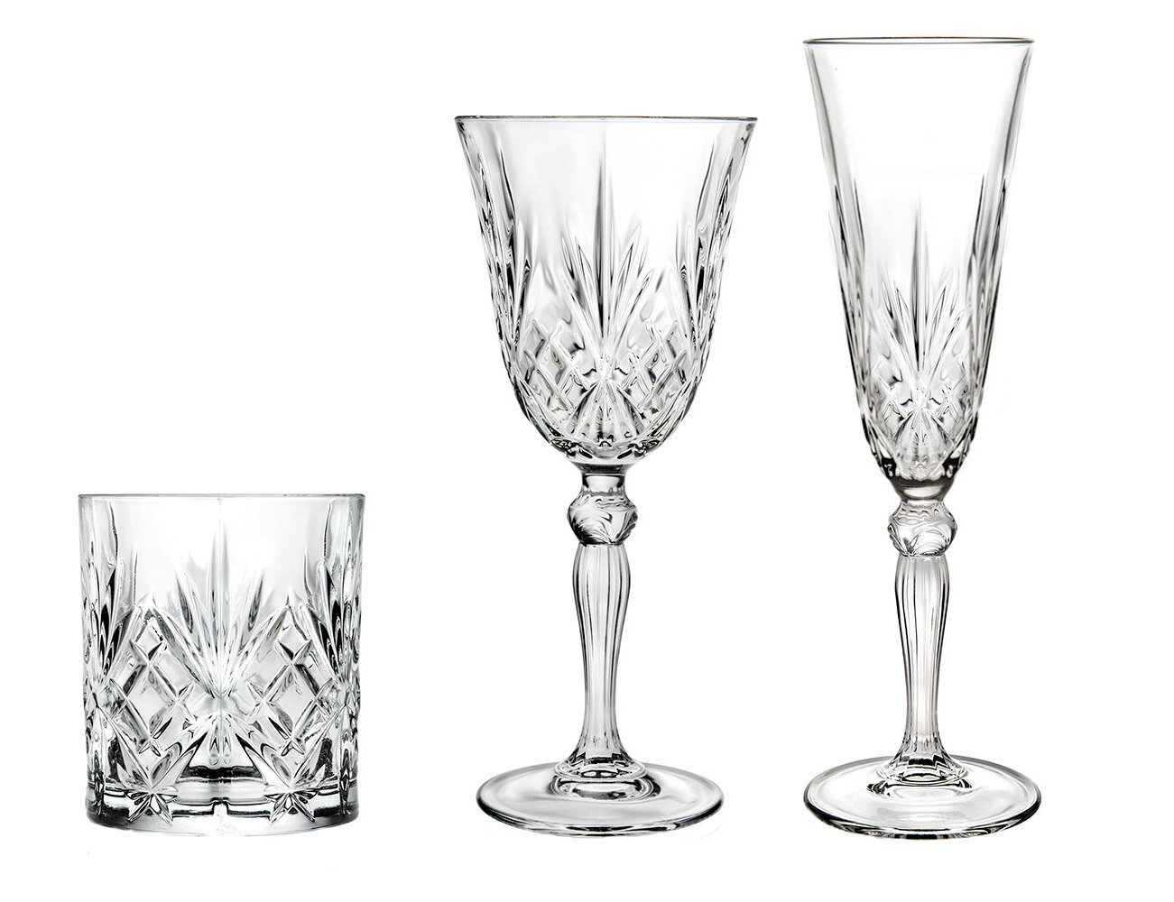 Drie kristallen glazen in vooraanzicht: een whiskyglas, een wijnglas en een champagneglas, allemaal met een elegant slijpwerkpatroon.