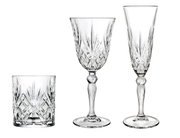 Drie kristallen glazen in vooraanzicht: een whiskyglas, een wijnglas en een champagneglas, allemaal met een elegant slijpwerkpatroon.