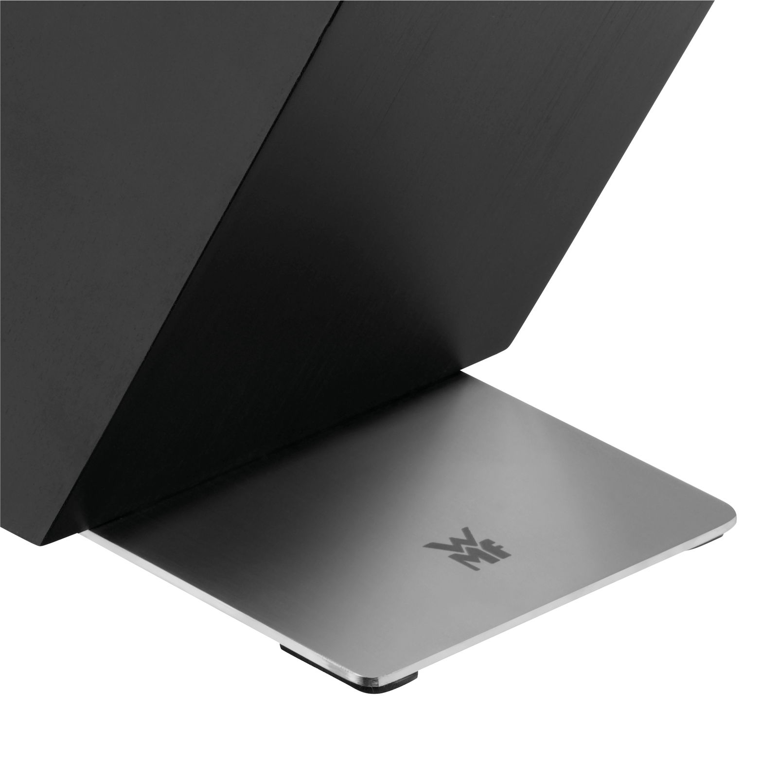 Nahaufnahme eines Messerblocks der Serie Grand Class mit modernem Design und WMF-Logo auf der Metallbasis, seitliche Perspektive.