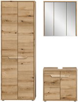 Badkombination aus Holz mit einem hohen Schrank, einem Spiegel und einem Unterschrank, frontal abgebildet.