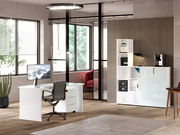 Modernes Büro mit weißem Schreibtisch und Aktenschrank, seitliche Perspektive