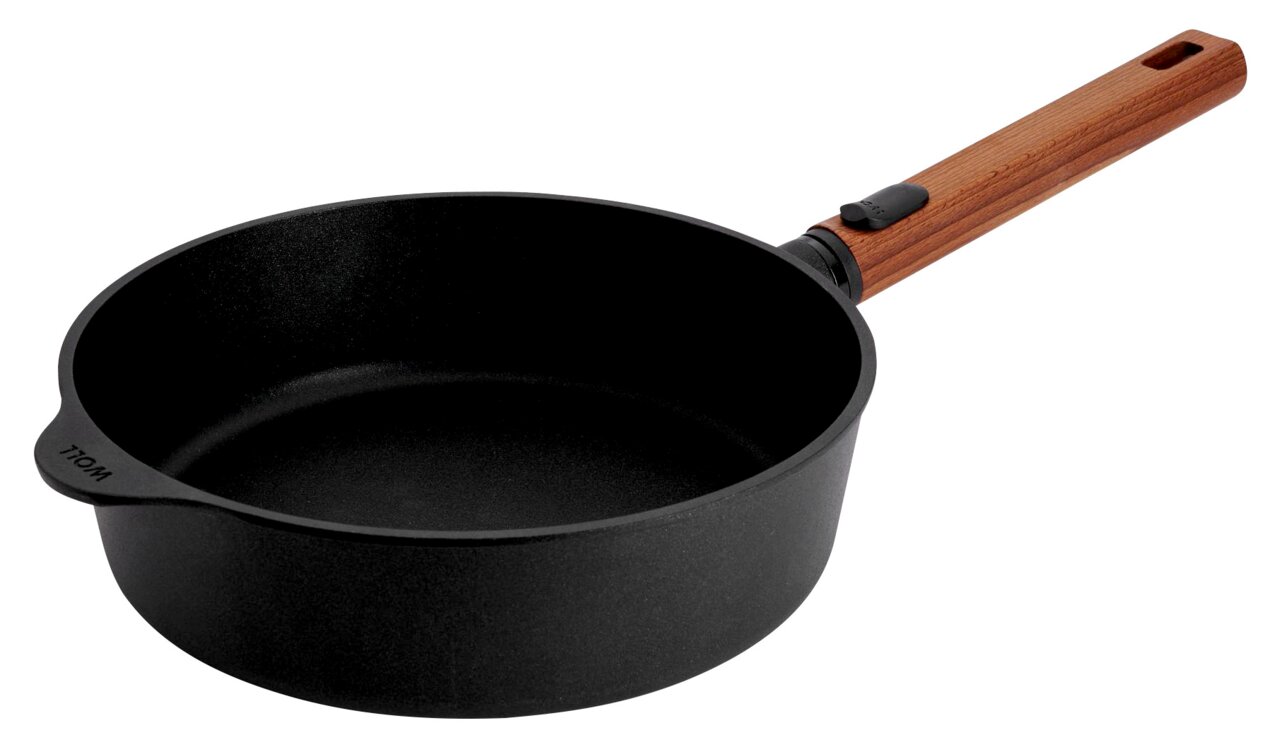 Gietijzeren pan met hoge rand, 24 cm, met houten handvat, zijaanzicht