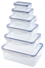 Stapel von transparenten Frischhaltedosen mit blauen Deckeln, seitliche Perspektive